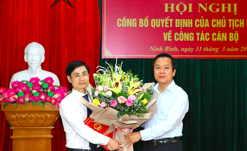 Chủ tịch UBND tỉnh Ninh Bình (phải) trao quyết định và chúc mừng tân Phó Giám đốc Sở Kế hoạch- Đầu tư Tạ Hoàng Hùng - Ảnh: Hoàng Long