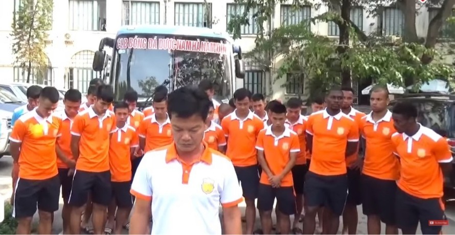 Cầu thủ đội Dược Nam Hà- Nam Định cúi đầu xin lỗi người hâm mộ cả nước - Ảnh: Hoàng Long