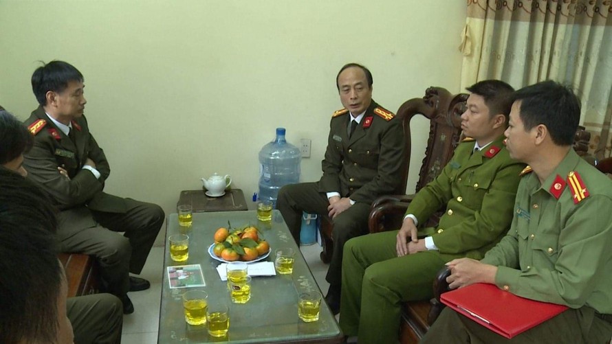 Thiếu tá Đỗ Đặng Trung (áo vàng, ngồi giữa bên phải) đang điều trị phơi nhiễm HIV - Ảnh: Hoàng Long