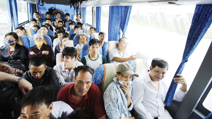  Một xe khách tuyến Nam Định - Hà Nội chiều 4/5 đã nhồi thêm hàng ghế giữa. Ảnh: NHƯ Ý