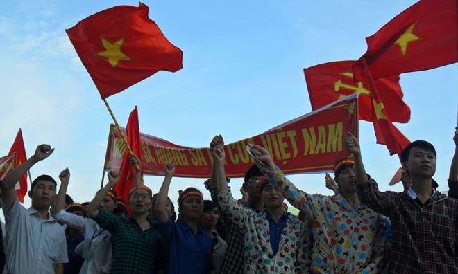 Thanh niên Thanh Hóa tổ chức buổi mít tinh tuyên truyền về chủ quyền biển, đảo của Việt Nam; lên án những hành động sai trái của Trung Quốc.