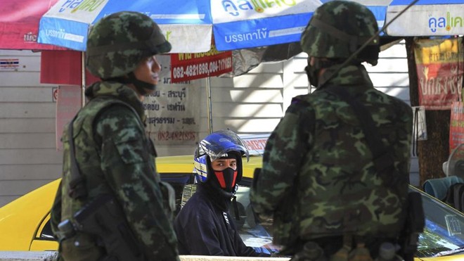 Binh sĩ Thái Lan trên đường phố Bangkok sau cuộc đảo chính hôm 22/5. Ảnh: AP