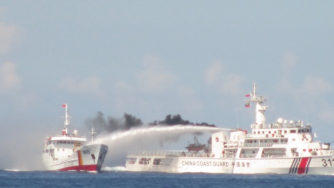 Tàu Trung Quốc tấn công tàu chấp pháp Việt Nam bằng súng phun nước.