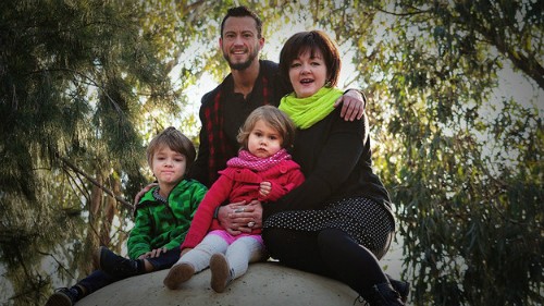 Anh Kearns cùng vợ và hai con - bé trai do vợ anh đẻ, bé gái do chính anh mang thai và sinh ra. Ảnh: Australian Story.