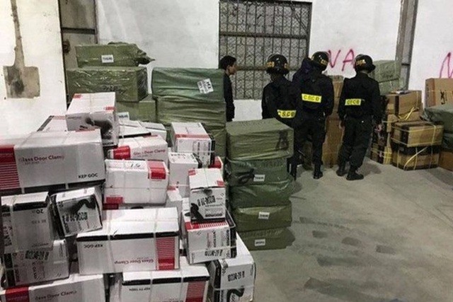 Hàng loạt cán bộ hải quan ở Quảng Ninh bị đình chỉ chức vụ sau vụ bắt "cả gia đình" buôn lậu.