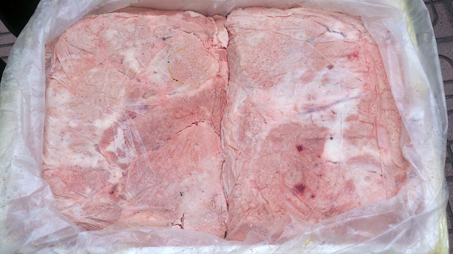 Nhiều thùng nầm lợn đã bốc mùi khó chịu