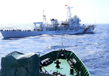 Tàu Trung Quốc thường xuyên chặn mũi tàu của Cảnh sát biển Việt Nam khi thực hiện nhiệm vụ. Ảnh: Nguyễn Đông.