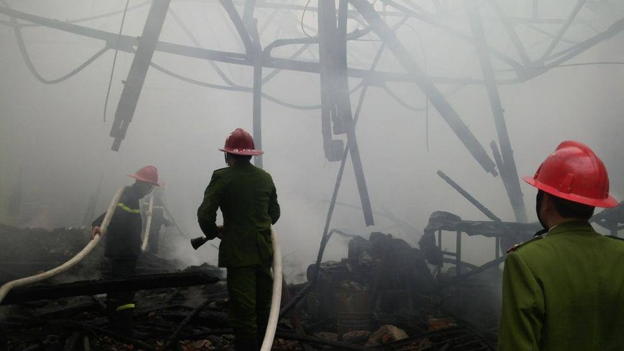 Cháy lớn thiêu rụi 300m2 nhà xưởng tại Hà Nội