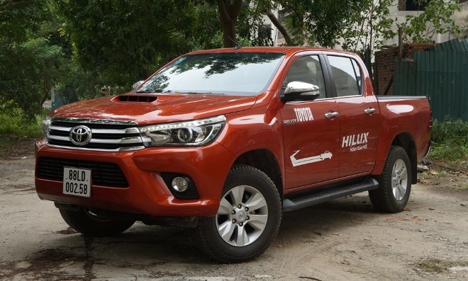 Bán tải Toyota Hilux 2016: Không chỉ cạnh tranh bằng 'to xác'