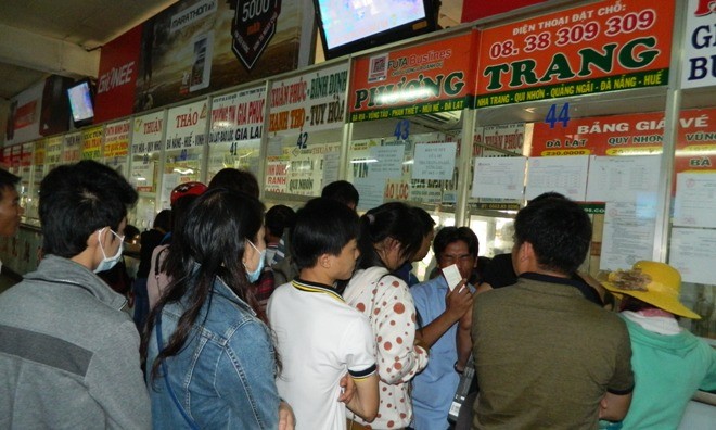Hành khách mua vé xe đò tết tại bến xe Miền Đông.