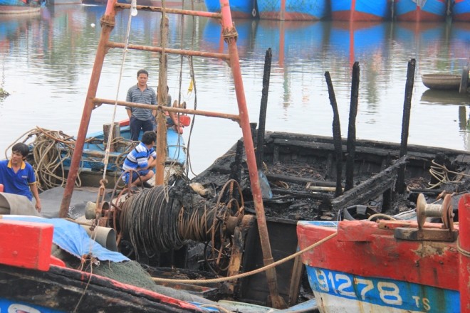 2 tàu cá tiền tỉ của ngư dân Thanh và Tâm bị ngọn lửa thiêu rụi hoàn toàn.