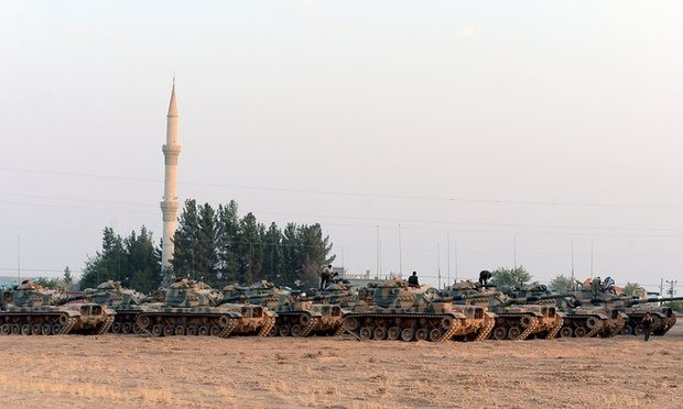 Xe tăng của Thổ Nhĩ Kỳ kéo vào lãnh thổ Syria.