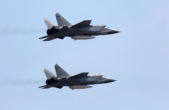 Máy bay chiến đấu MiG-31K mang theo tổ hợp tên lửa siêu thanh Kinzhal xuất hiện trên bầu trời Moscow trong Lễ duyệt binh kỷ niệm Ngày Chiến thắng (9-5-2018). Ảnh: TASS.