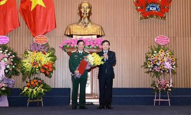 Viện trưởng Viện KSND tối cao Lê Minh Trí trao quyết định và tặng hoa chúc mừng Thiếu tướng Tạ Quang Khải. Ảnh: BVPL