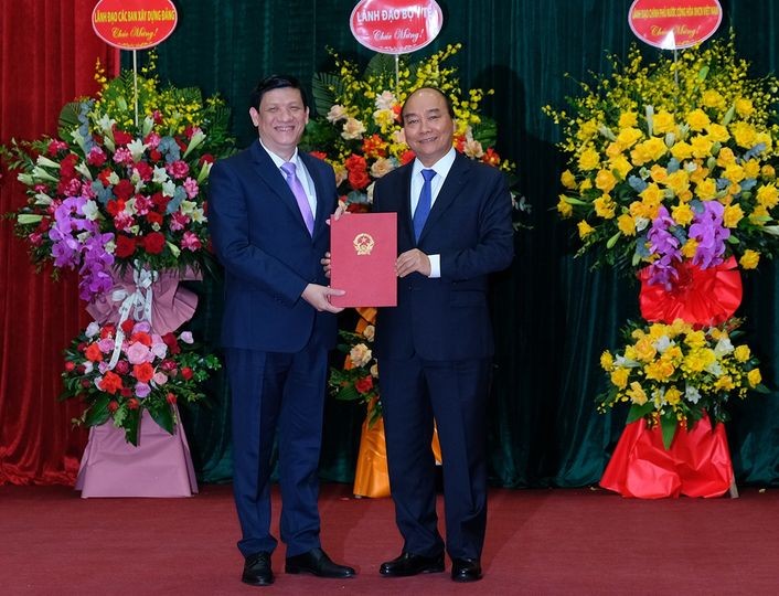 Thủ tướng Nguyễn Xuân Phúc trao quyết định bổ nhiệm chức danh Bộ trưởng Bộ Y tế cho GS.TS Nguyễn Thanh Long
