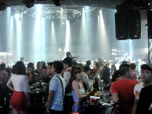 Hàng trăm dân chơi tụ tập trong quán bar quá giờ quy định