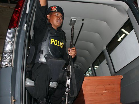 Cảnh sát Indonesia vừa phát hiện kho chứa 20 quả bom tự chế