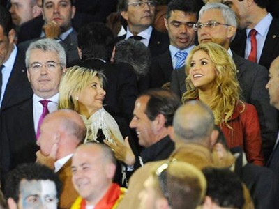 Shakira xinh tươi trên khán đài trận El Clasico