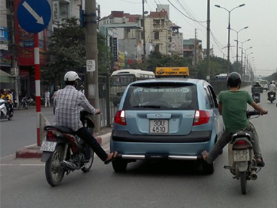 Xe hơi 'lụy' xe máy trên phố Hà Nội