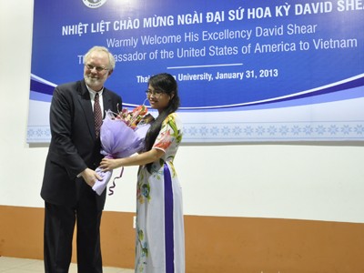 Sinh viên Đại học Thái Nguyên giao lưu với Đại sứ Mỹ