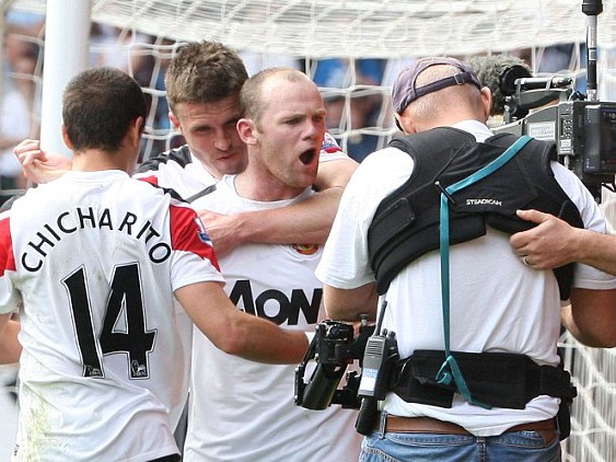 Rooney ăn mừng lập hattrick bằng cách...chửi bậy