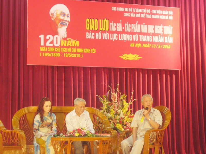 Đại tá Nguyễn Huy Toàn và nhà thơ Vũ Quần Phương giao lưu với khán giả