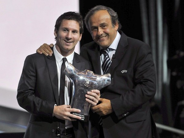 Messi nhận giải thưởng từ tay chủ tịch UEFA Platini