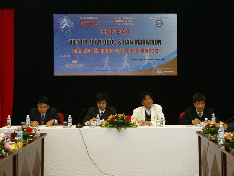 Họp báo giới thiệu giải việt dã và bán marathon báo Tiền Phong năm 2012