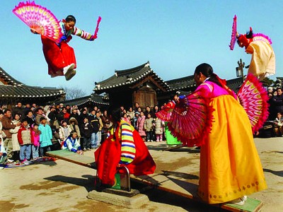 Ngày Tết, người dân Hàn Quốc mặc hanbok chơi trò chơi bập bênh