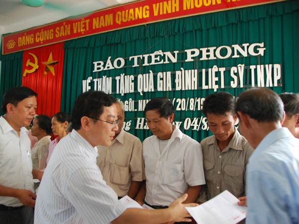 'Tiền Phong' trao quà cho các gia đình liệt sĩ TNXP hi sinh tại Ga Gôi năm 1966