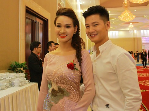 Top 10 HHVN 2012 Hải Vân dịu dàng áo dài dự tiệc