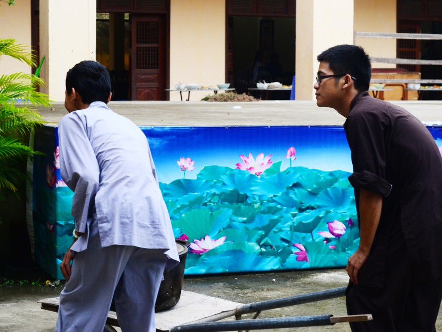 Các phật tử tại Chùa Bằng An phục vụ cơm nước cho thí sinh dự thi đại học