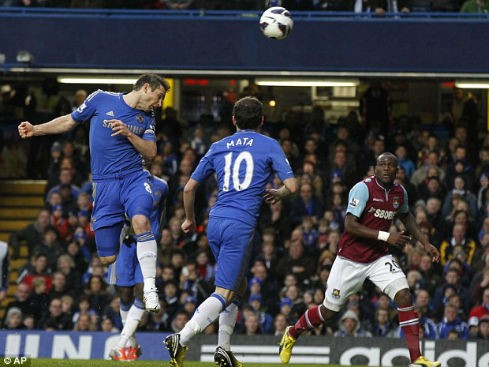 Lampard ghi bàn thứ 200, Chelsea trở lại Top 3