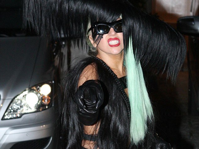 Lady Gaga lại gây sốc với váy làm bằng tóc giả