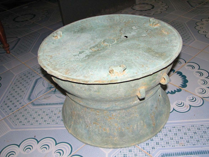Chiếc trống đồng cổ vừa được phát hiện ở bản Sạy, xã Tam Lư, huyện vùng cao, biên giới Quan Sơn (Thanh Hóa). Ảnh: Hoàng Lam