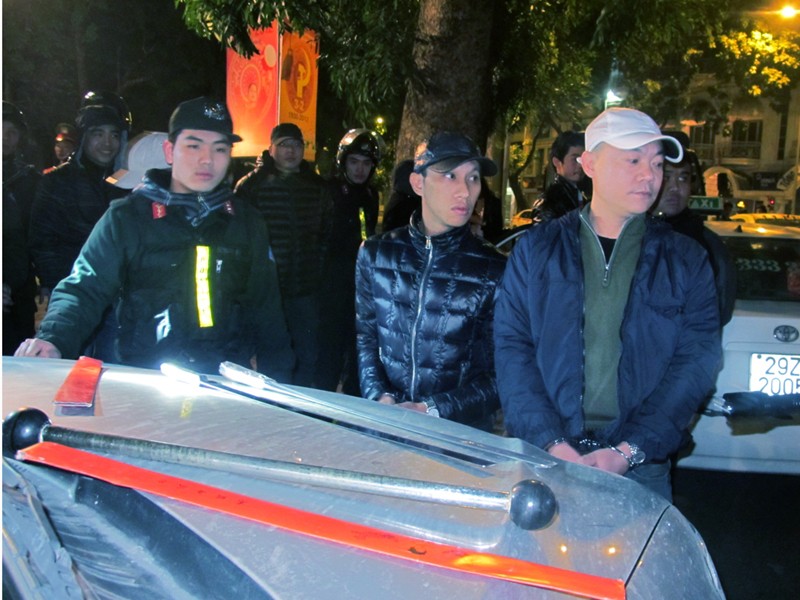 Hai đối tượng Long (mũ trắng) và mang hành lạnh bị bắt giữ