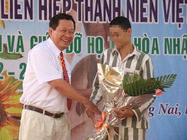 Anh Phạm Đức Bình, Chủ tịch Hội doanh nhân trẻ Đồng Nai trao quyết định tiếp nhận anh Phạm Duy Ph
