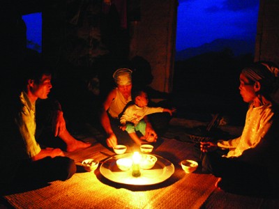 Ngay từ đầu mùa khô, nhiều gia đình phải ăn cơm đèn dầu do bị cắt điện Ảnh: Xuân Phú