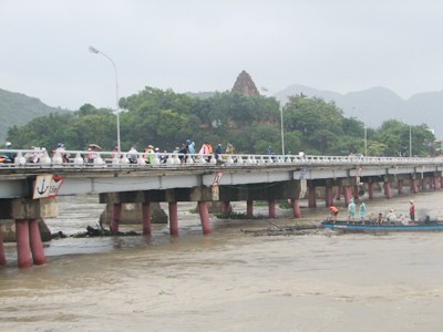 Cầu ở Nha Trang lún, ô tô phải đi hướng khác