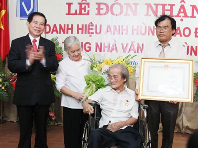 Nhà văn Sơn Tùng tại lễ nhận danh hiệu Anh hùng lao động. Ảnh: Nguyễn Đình Toán