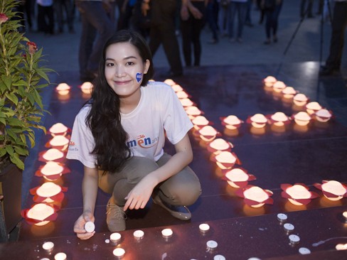 Hoa hậu Thùy Dung thắp hương tưởng niệm các liệt sĩ