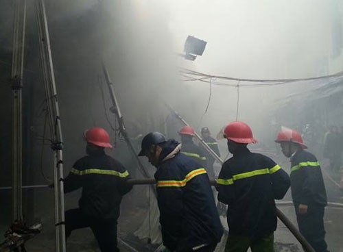 Chợ Nhà Xanh chìm trong khói lửa giữa trời mưa