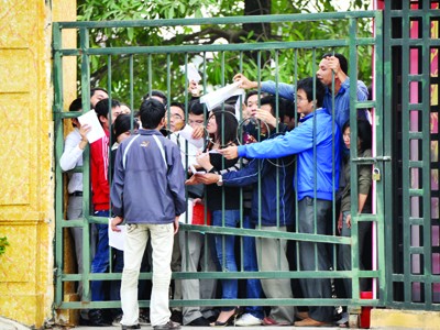 Chen lấn để gửi được công văn mua vé qua chiếc cổng nhỏ tại trụ sở LĐ Bóng đá. Ảnh: Minh Đức