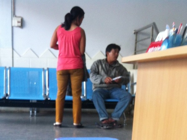 Vợ chồng chị Nguyễn Thị L. đang chờ khám tại phòng khám y học cổ truyền Huê Hạ vào sáng 19-7 trước khi tai biến xảy ra Ảnh: L.N