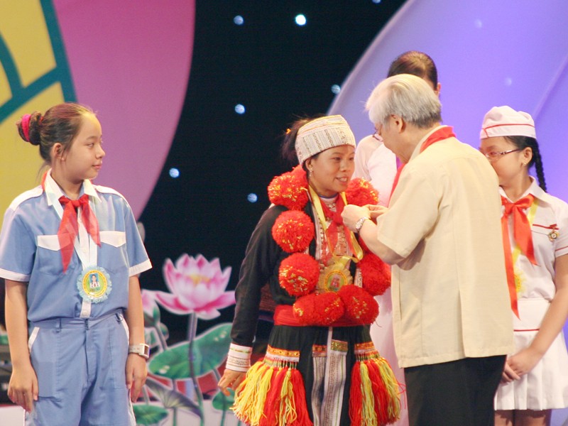 Chủ tịch Quốc hội Nguyễn Phú Trọng trao vòng nguyệt quế cho các thiếu nhi xuất sắc