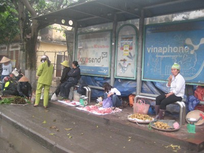 Trạm chờ xe buýt thành nơi họp chợ