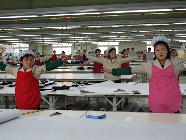 Kinh tế Bắc Triều Tiên sẽ có những bước cải cách dưới thời ông Kim Jong-un? (Trong ảnh: Công nhân Triều Tiên ở khu công nghiệp Kaesong,biên giới Bắc Triều Tiên-Hàn Quốc). Ảnh: Storylineentertainment.com