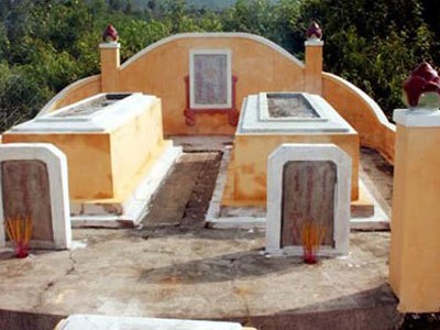 Kì bí hai ngôi mộ bị xiềng ở Đà Nẵng