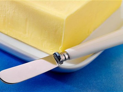 Dùng dao cắt bơ tự mổ bụng chữa bệnh