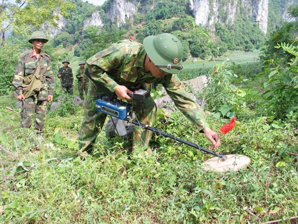 Chiến sĩ Đoàn Công binh 575 đang rà phá vật nổ trên biên giới tỉnh Lạng Sơn
